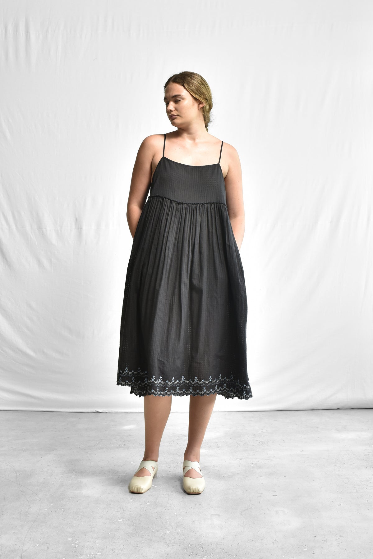 GATHERED SLIP_673/SC/43_SCALLOPED.M.EM