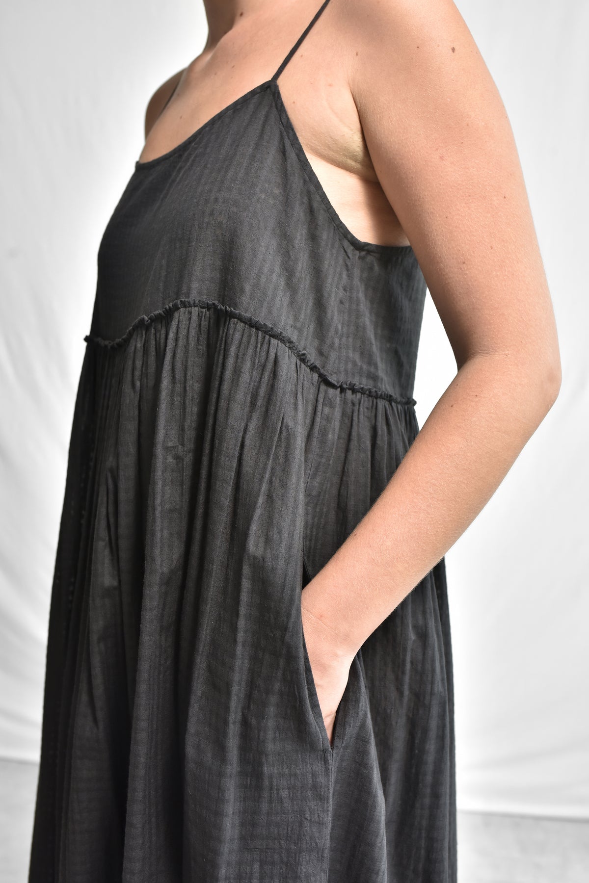 GATHERED SLIP_673/SC/43_SCALLOPED.M.EM
