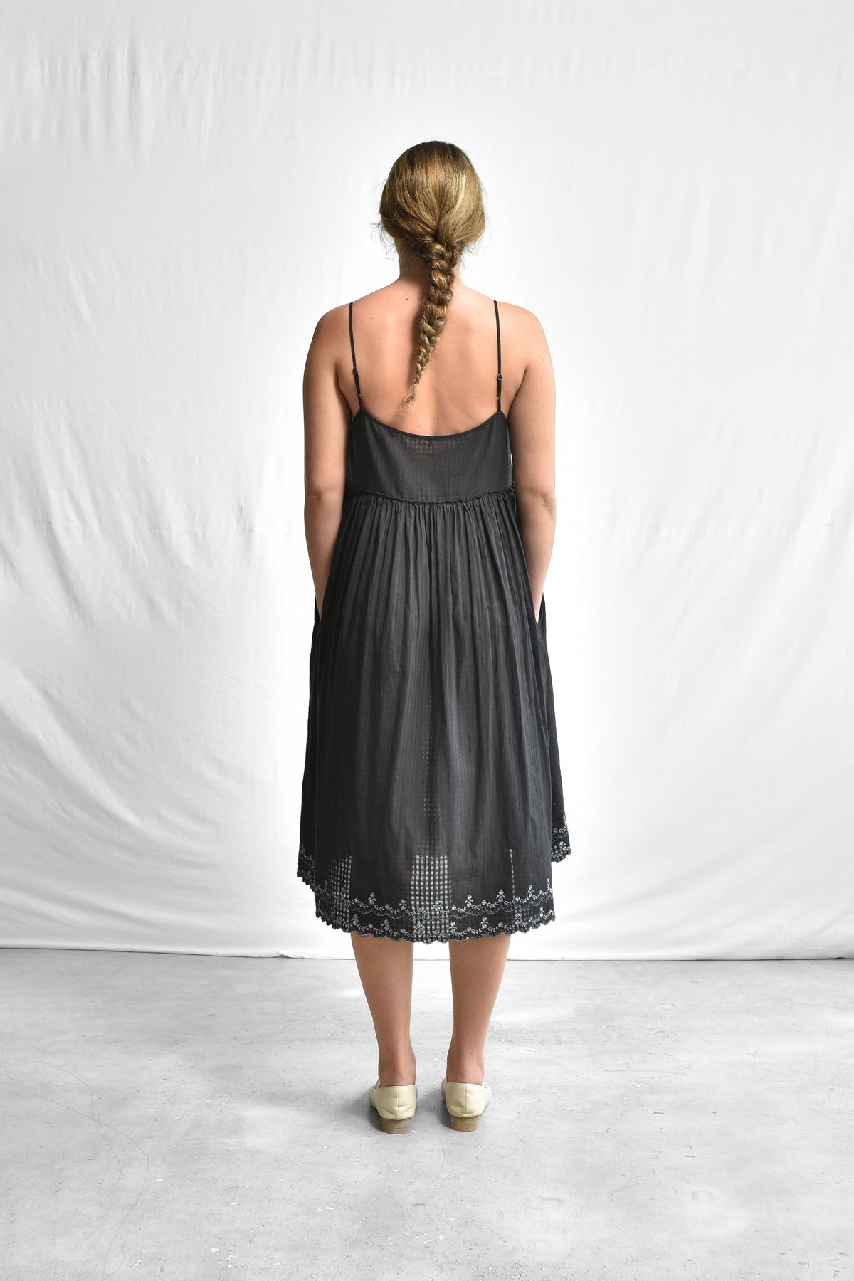 GATHERED SLIP_673/SC/43_SCALLOPED.M.EM