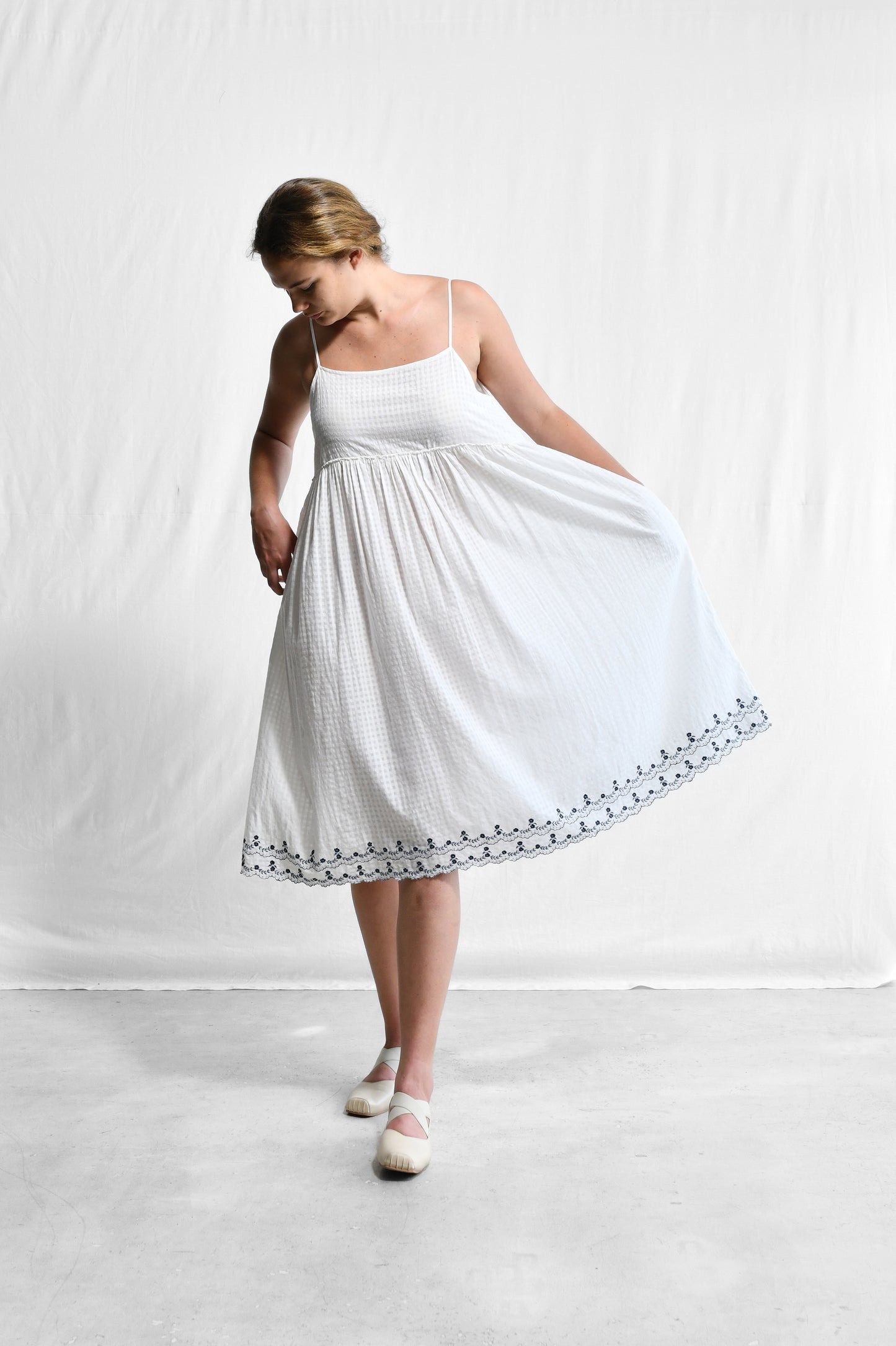 GATHERED SLIP_673/WH/43_SCALLOPED.M.EM