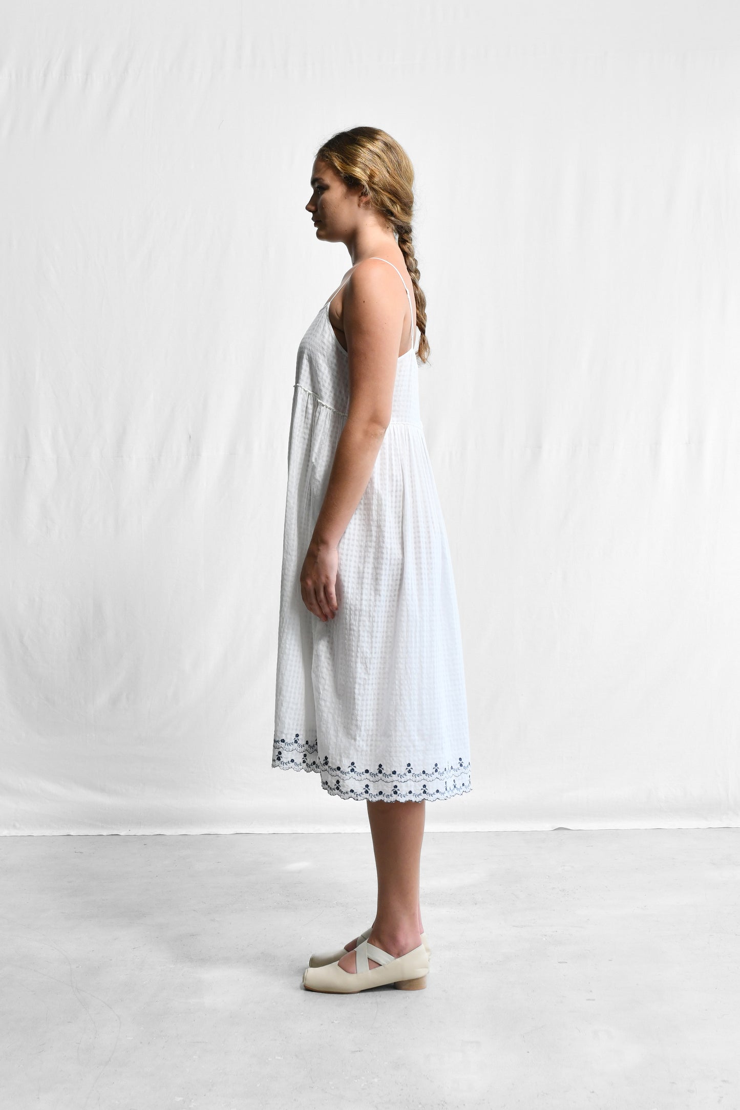 GATHERED SLIP_673/WH/43_SCALLOPED.M.EM