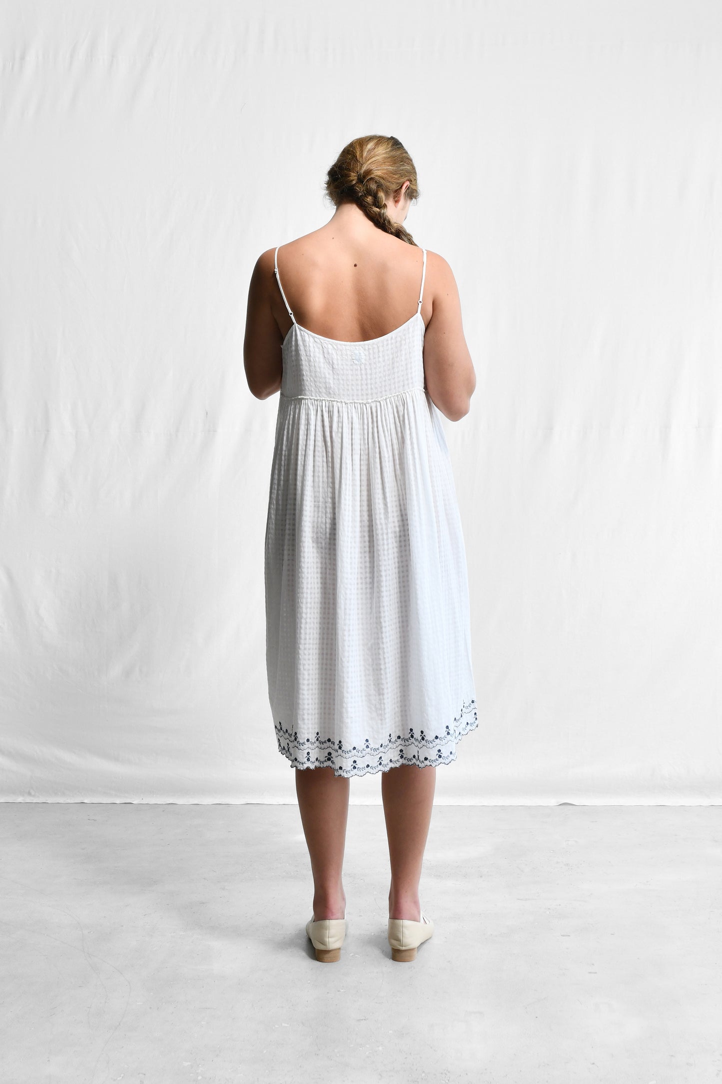 GATHERED SLIP_673/WH/43_SCALLOPED.M.EM