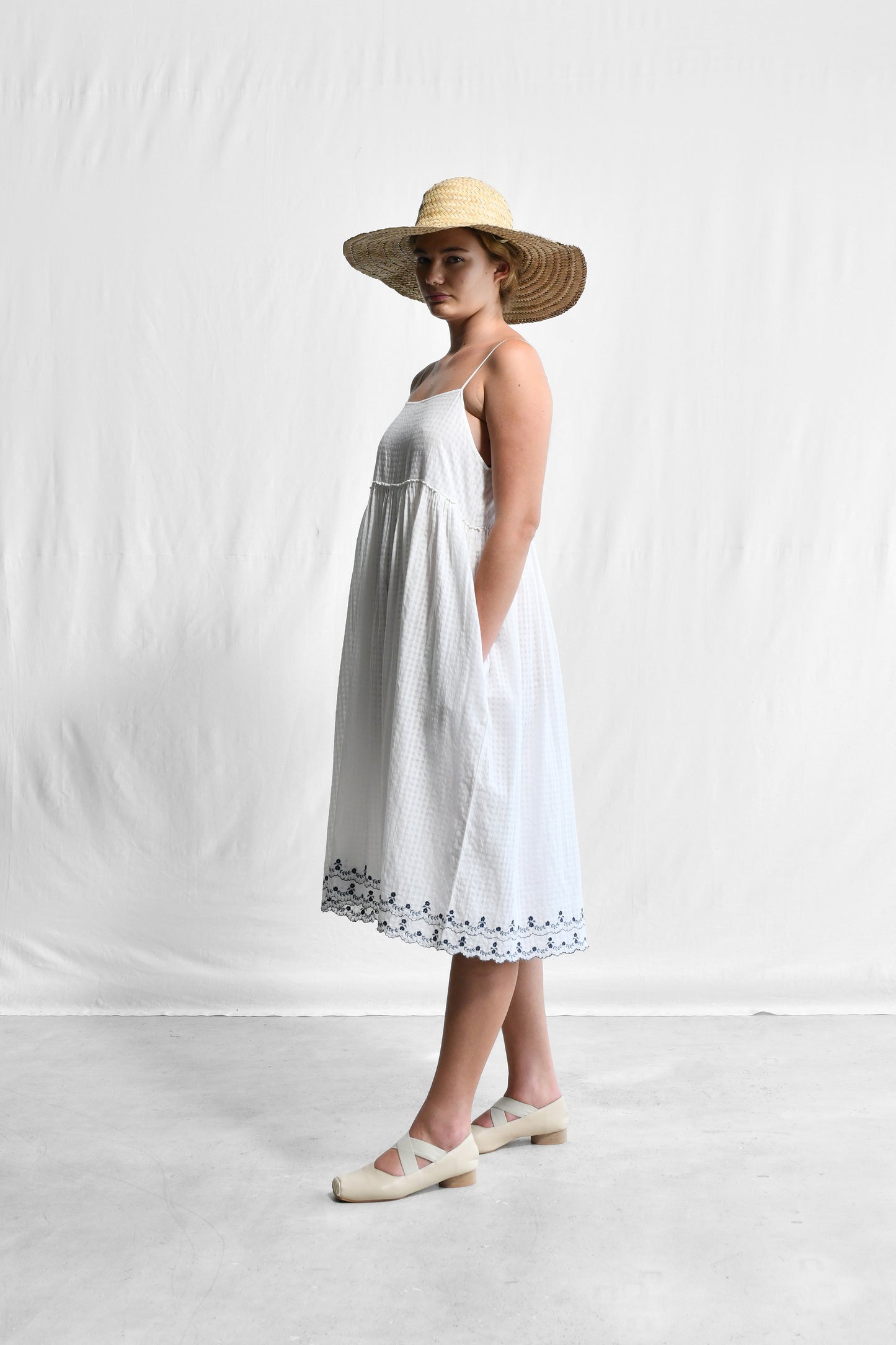 GATHERED SLIP_673/WH/43_SCALLOPED.M.EM