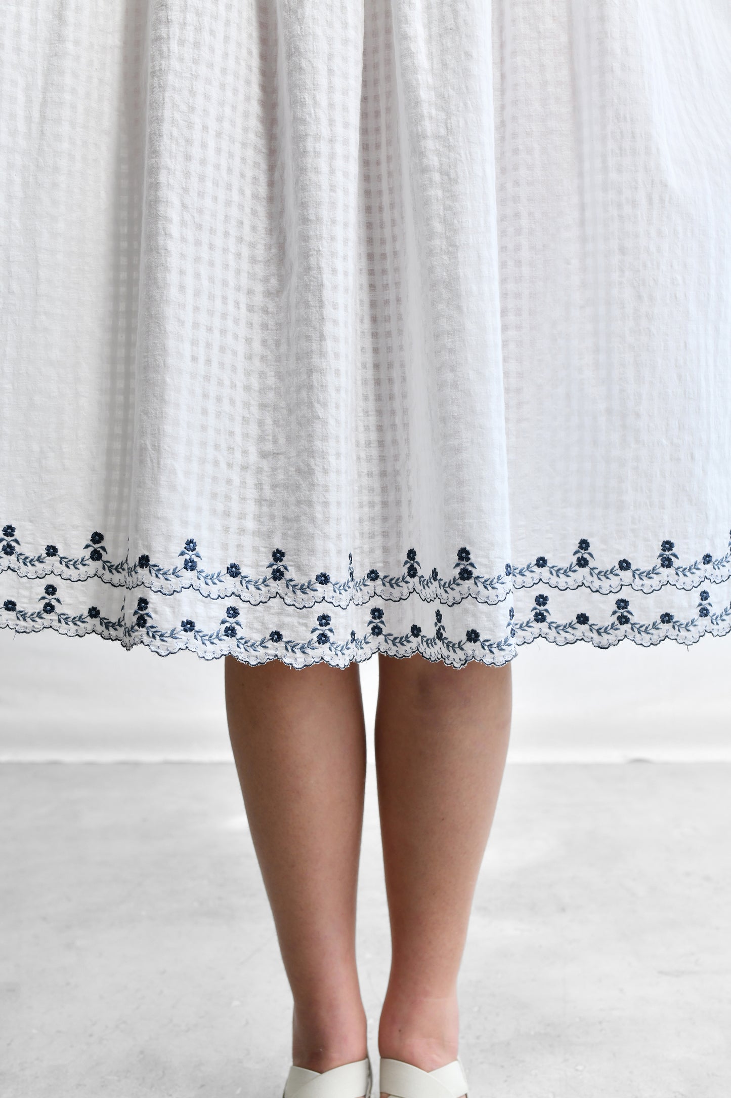 GATHERED SLIP_673/WH/43_SCALLOPED.M.EM